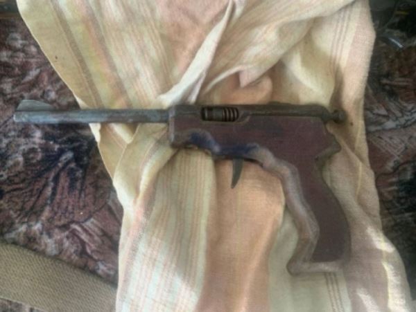 В Самарской области в доме у гражданина нашли самодельное оружиеНарушитель хранил дома целый арсенал огнестрела, что противозаконно.