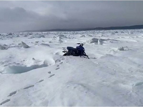 На Сахалине найдены бесхозный снегоход и палатка — рыбак исчезВещи по мнению нашедших лежат на льду давно.