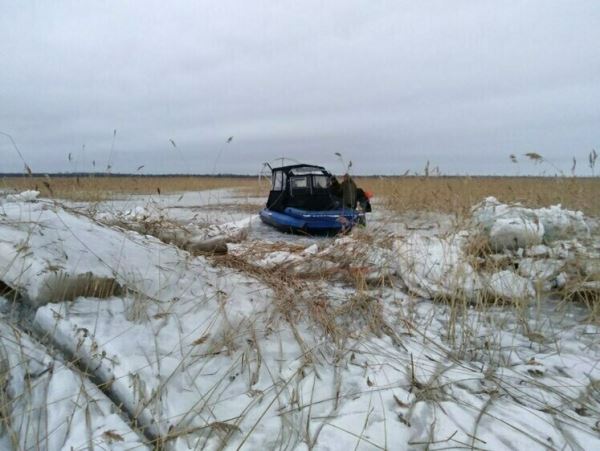 Рыбаки застряли во льдах Ладожского озераМужчин эвакуировала служба спасения.