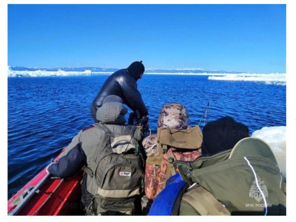 На Сахалине удалось снять с плывущей льдины трех рыбаковЛюбителям подледного лова повезло, им оперативно помогли спасатели.