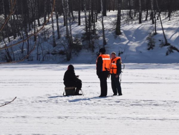 Чиновники Иваново сами ловят любителей подледного ловаКажется любителей зимней рыбалки невозможно остановить. Ивановские чиновники устраивают рейды.