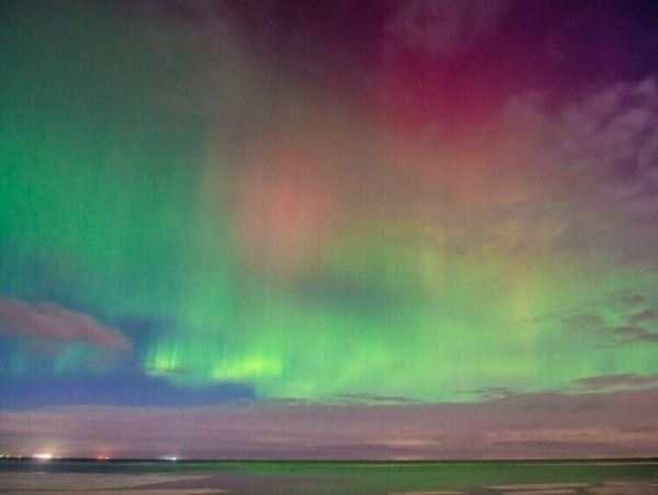 Северное сияние окрасило небо над ЛенобластьюПотрясающей красоты небо могли наблюдать жители Ленобласти в ночь с 23 на 24 марта.