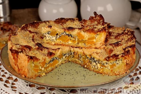 Творожный пирог с маком и консервированными персиками